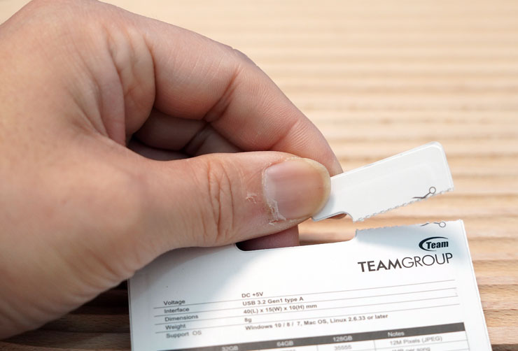 十銓科技 TEAMGROUP C222 精鋅碟開箱:顏值先決,打造數位時尚潮流! - 阿祥的網路筆記本 包裝為紙質設計,免工具就能拆開使用,這一點也是十銓隨身碟產品一貫的設計特色。