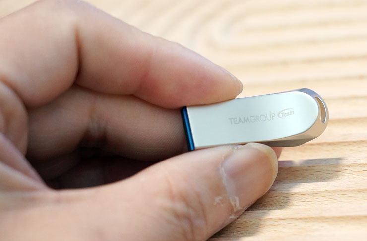 十銓科技 TEAMGROUP C222 精鋅碟開箱:顏值先決,打造數位時尚潮流! - 阿祥的網路筆記本 C222 精鋅碟本體採用鋅合金材質,搭配霧面表層處理,手感十分滑順細膩。