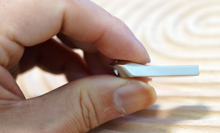 十銓科技 TEAMGROUP C222 精鋅碟開箱:顏值先決,打造數位時尚潮流! - 阿祥的網路筆記本 C222 精鋅碟尾端做了弧面曲線,在抓握使用時更能符貼手指。