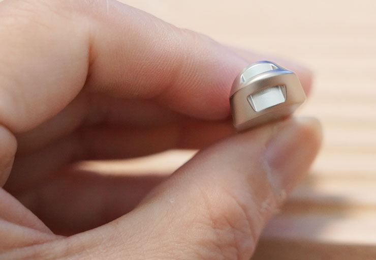 十銓科技 TEAMGROUP C222 精鋅碟開箱:顏值先決,打造數位時尚潮流! - 阿祥的網路筆記本 C222 精鋅碟同時也整合了吊掛孔於本體尾部,一體成型的設計更為堅固。