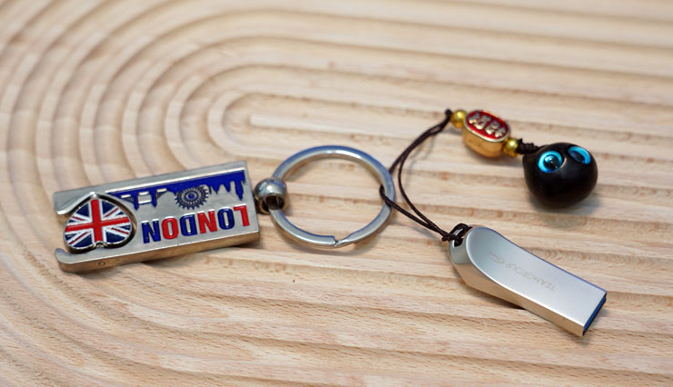 十銓科技 TEAMGROUP C222 精鋅碟開箱:顏值先決,打造數位時尚潮流! - 阿祥的網路筆記本 吊掛孔可直接搭配鑰匙圈或吊繩使用。