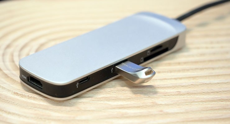 十銓科技 TEAMGROUP C222 精鋅碟開箱:顏值先決,打造數位時尚潮流! - 阿祥的網路筆記本 體積小巧的 C222 精鋅碟 易於攜帶,連結至 USB 埠也不會影響其他設備的連結。