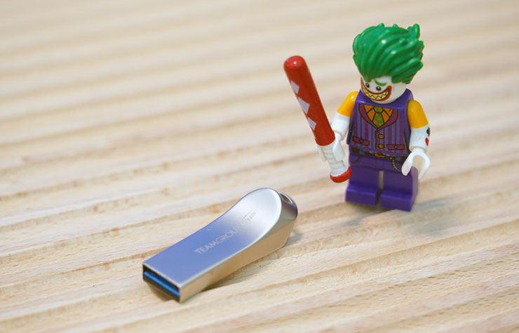 十銓科技 TEAMGROUP C222 精鋅碟開箱:顏值先決,打造數位時尚潮流! - 阿祥的網路筆記本 擁有獨特造型的 C222 精鋅碟不僅金屬質感優異,也體現了「高顏值」的時尚感。