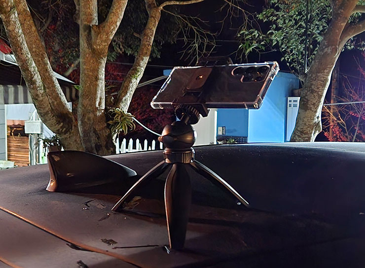 因為露營裝備太多，所以沒帶到大的腳架，這次實測就使用小型腳架放在車頂上來拍攝，應該還是挺穩的