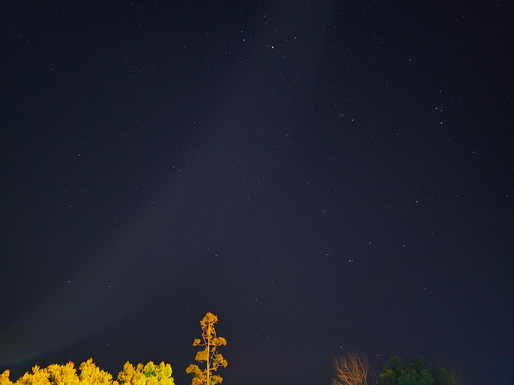 天文攝影模式拍攝時若有直射鏡頭的光源，拍攝出來的照片就會有鬼影
