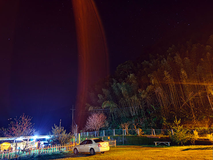 像是這樣光源較多的環境，拍出來的長曝光照片就會像這樣