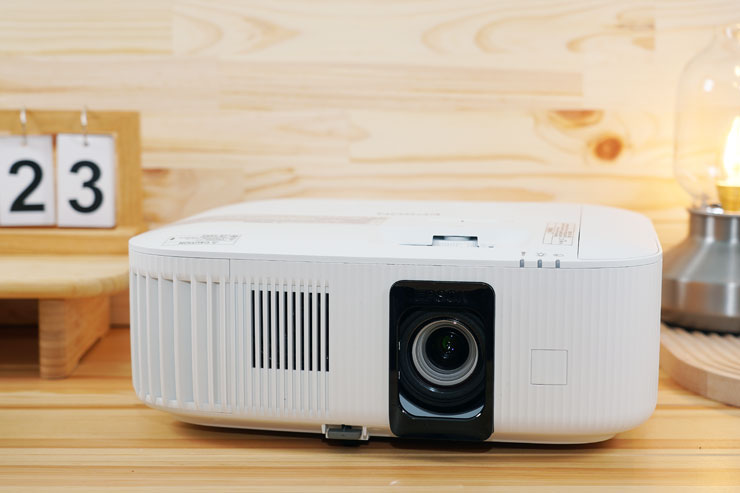 EH-TW6250 採用系列產品相同的設計風格，不過正面的鏡頭模組改為方型設計，機身的偏向方型但邊角修圓，整體設計偏向簡約風格。