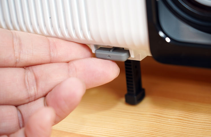 機身正面也附有可調整仰角的腳架。