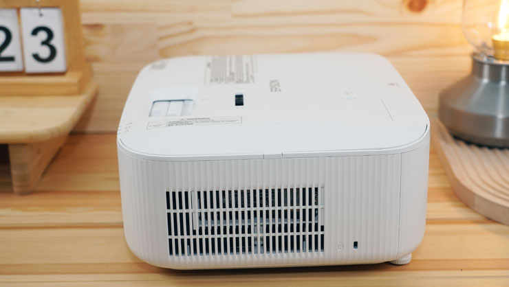 機身側面的散熱入風口。