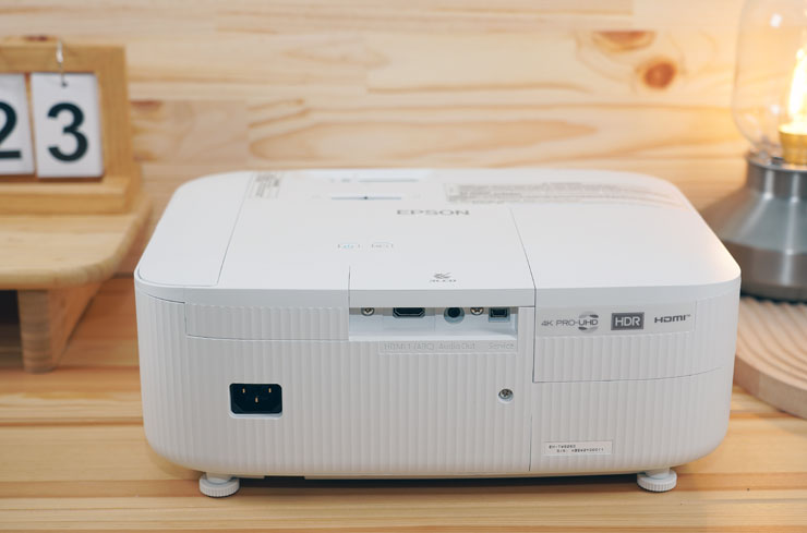 機身後側同樣有直列的柵欄式紋飾，與正面相呼應，同時這裡也有主要的連結埠。