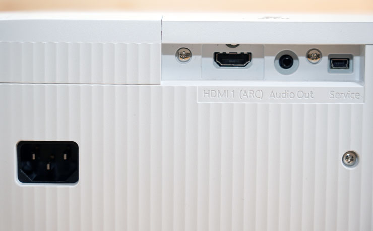 包括左側的電源接口與右上角的 HDMI（支援 ARC 雙向音訊回傳） 、音源輸出與一組檢修用的 mini USB 埠。