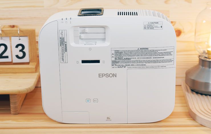 機身頂部的設計很簡潔，鏡頭處有對焦與變焦調整桿，以及水平梯型修正調整桿。