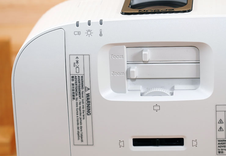 鏡頭對焦、變焦、Len Shift 與水平梯型修正都有獨立的控制桿。