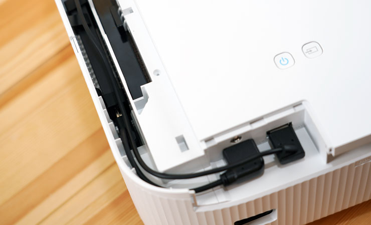 上方面板左下角可拆開，裡頭是預裝的 Android TV 電視棒，分別連結內部的 HDMI 與 USB 埠（供電使用）。