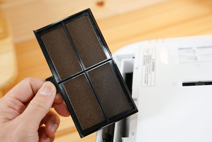 另外這裡也可以看到散熱系統中的一道濾網，方便定期清理灰塵。