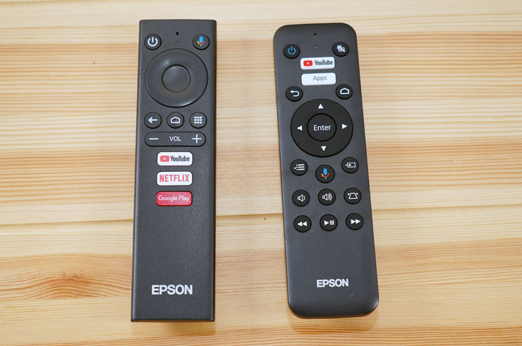 EH-TW6250 同時提供兩組搖控，其中左邊這一組為 Android TV 電視棒的控制功能，但實際上右邊的搖控也提供智慧系統的控制，並整合了投影機的設定功能。