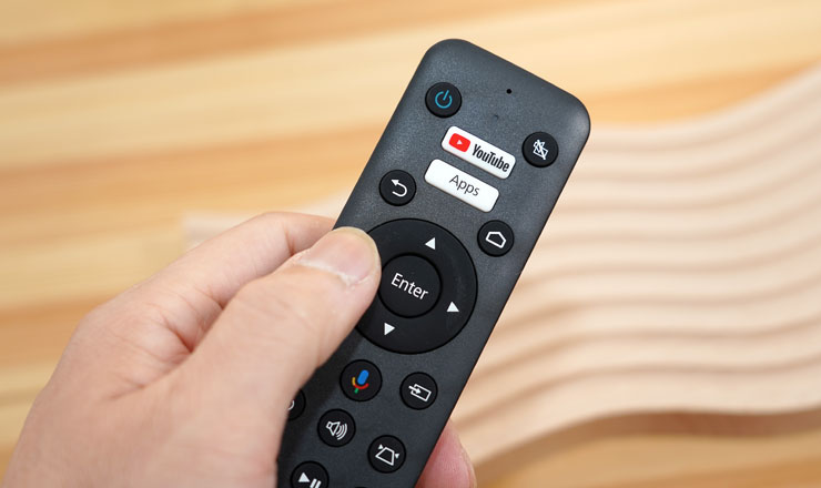 搖桿上可看到 YouTube 與可自定 App 快捷啟動鈕，同時也有 Google 語音助理的啟動鍵。