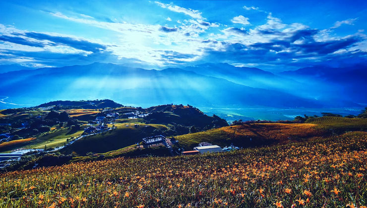 看見台灣 8K 縮時影音畫面，呈現出來花蓮四十石山的陽光普照的風景十分真實。