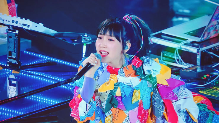 點選 YOASOBI 的演唱會影片，色彩呈現的效果真的讓人印象深刻！