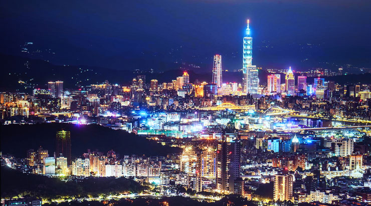 同樣是看見台灣 8K 縮時影音，象山遠眺台北 101 夜景的呈現效果很出色，即便是高對比場景也有很鮮明的色彩表現。