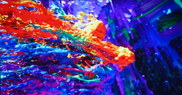 如同油漆潑灑在畫面上一效果，也能看出 EH-TW6250 在色彩顯示上的純淨與立體感。