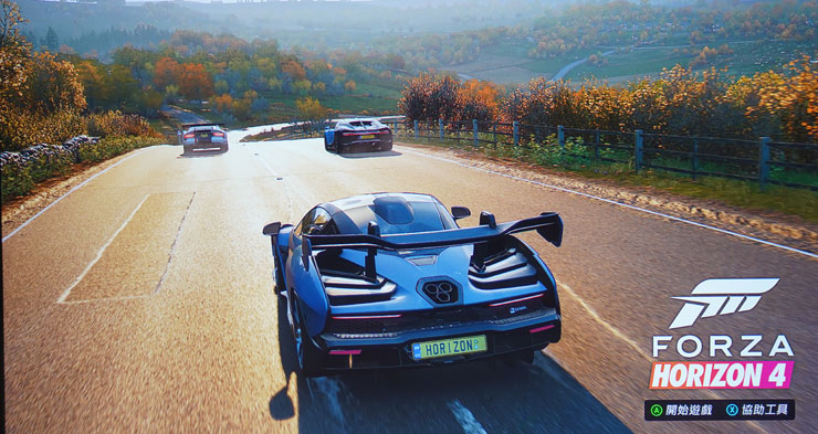 切換至另一款競速遊戲《極限競速：地平線 4》，透過 EH-TW6250 呈現出來風景如畫的場景與生動的光影讓人覺得十分暢快！