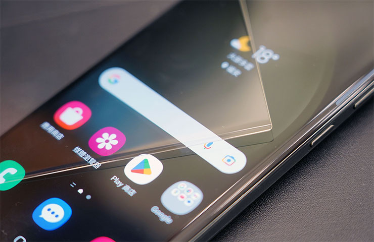 今年的 Galaxy S23 Ultra 的螢幕曲面要比過去更平一緩一些，當然 HAO 5D 果凍膠玻璃貼也做到尺寸與曲面的精準度。