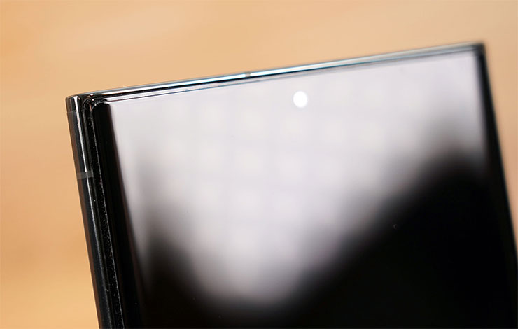 HAO 5D 果凍膠玻璃貼可以精準服貼 S23 Ultra 的雙曲面螢幕，因此能在強化防護的同時兼顧觸控的靈敏度。