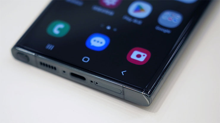 HAO 5D 果凍膠玻璃貼也做了邊緣退縮設計，能完美支援市售的防摔殼。