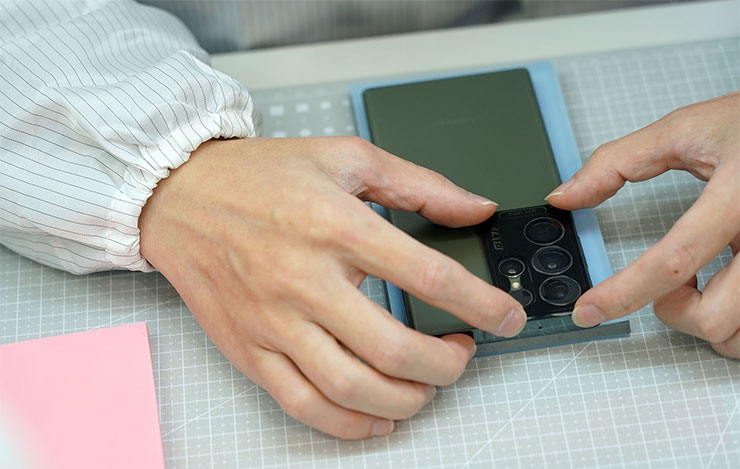 HAO 鏡頭圈採用了模組貼片設計，更能精準對位機身背面的獨立鏡頭模組，一個蘿蔔一個坑，穩穩的！