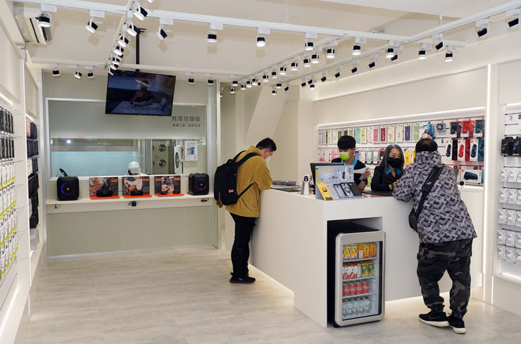 此次阿祥也選擇前往今年新開張的 小豪包膜三重旗艦店 2.0 來貼保護貼。