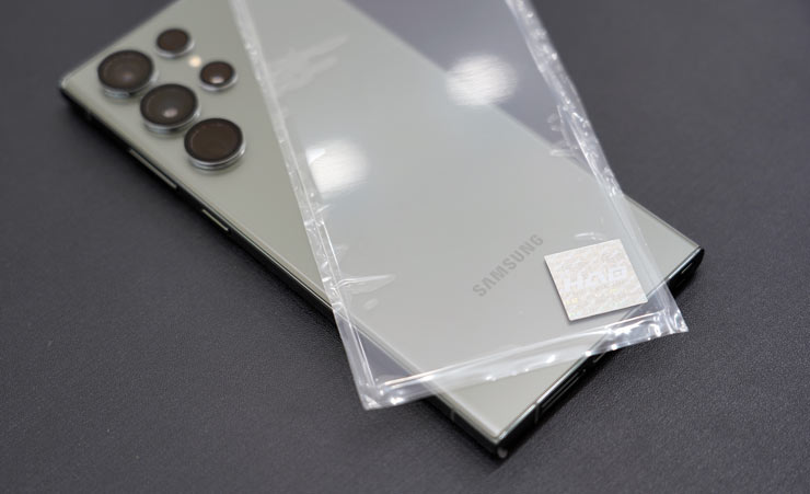 搭配 S23 Ultra 的 HAO 5D 果凍膠保護貼，可完美符合雙曲面並有絕佳的透光效果，同時保護貼護膜上也有防偽的雷射貼紙，提供消費者確認。