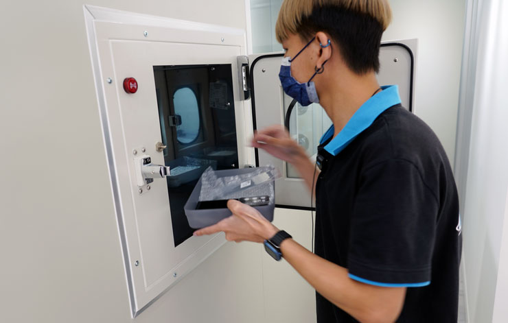 為了不讓外界灰塵入侵無塵室，遞送手機都需要靠這個單向開啟的小窗進行。