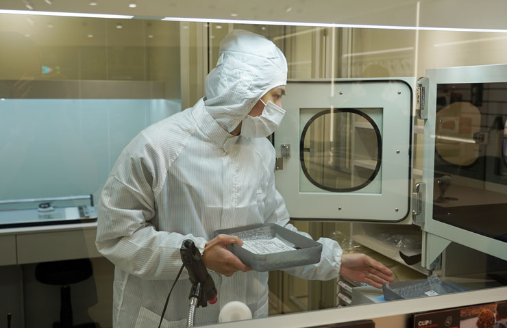 外部的氣密門關閉後，無塵室內才能開啟另一端的氣密門。