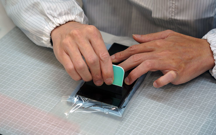 待玻璃貼與螢幕之間的空氣排出，再使用刮板輔助貼合。