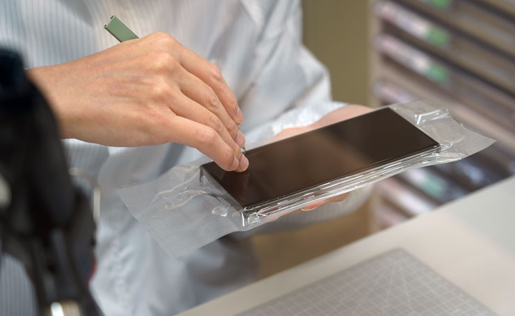 完成玻璃保貼的安裝之後，接下來將保護膠膜移除後即完成。