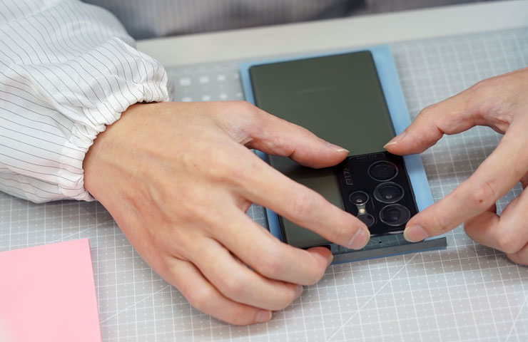 最後來安裝 HAO 鏡頭圈到手機主相機上，透過模組設計可以方便使用者對位鏡頭模組。