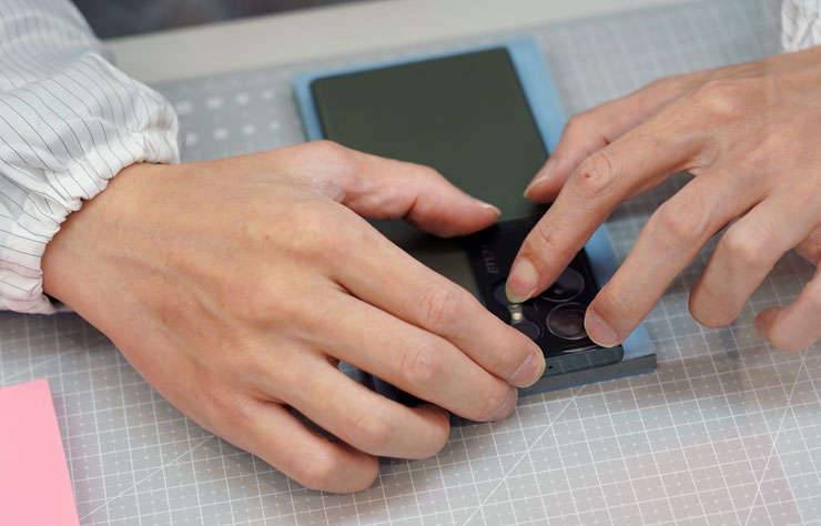 對位完成後，手指稍稍施力即可將 HAO 鏡頭圈固定於鏡頭上。