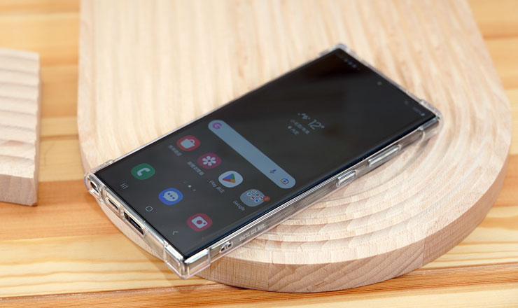 HAO 5D 果凍膠保護貼的尺寸設計極為精準，保留邊緣退縮也可支援市面上常見的防摔殼。