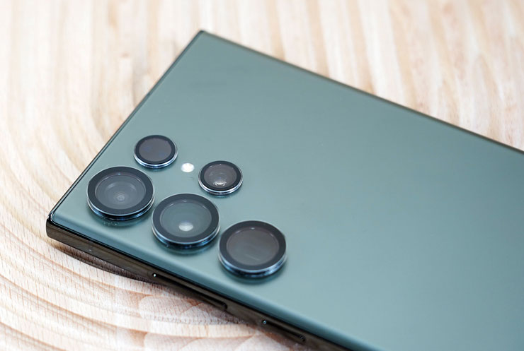 超薄且高透明度的「HAO 鏡頭圈」能為 S23 Ultra 的鏡頭帶來完整防護，安裝後外觀也與原機相同。