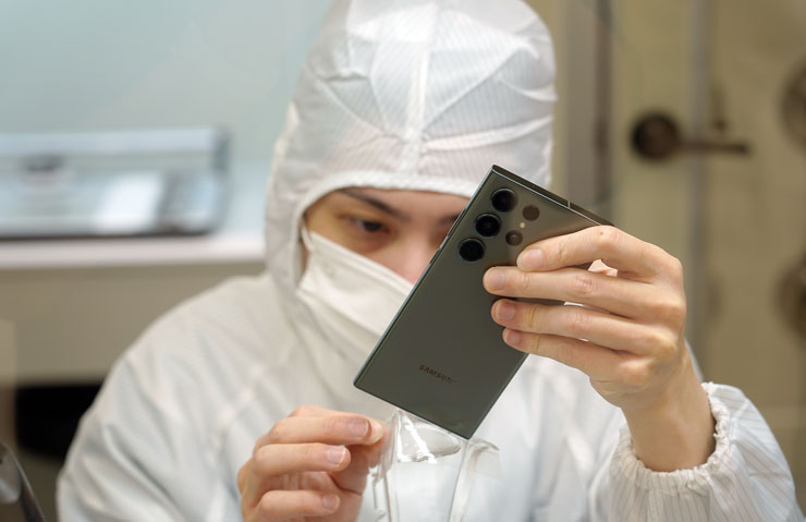 小豪包膜直營門市的「無塵包膜室」可以最大化提升了貼膜的品質，也讓經驗豐富的師傅完美發揮技藝。