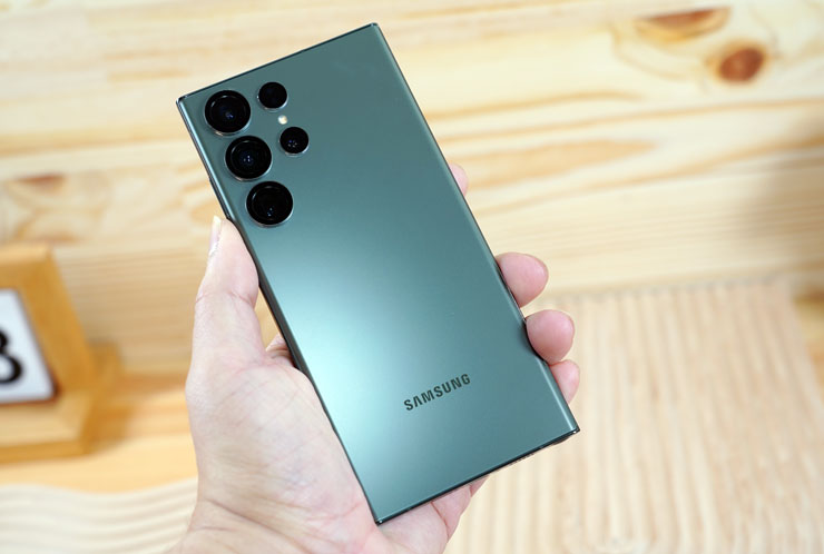 除了正面的螢幕保護，HAO 鏡頭圈也為機身背面的相機帶來絕佳防護。