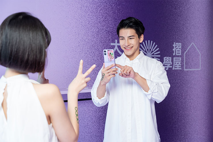 OPPO Find N2 Flip 不受限多角度懸停，如同百變的大人摺學，在多變的環境中能屈能伸！