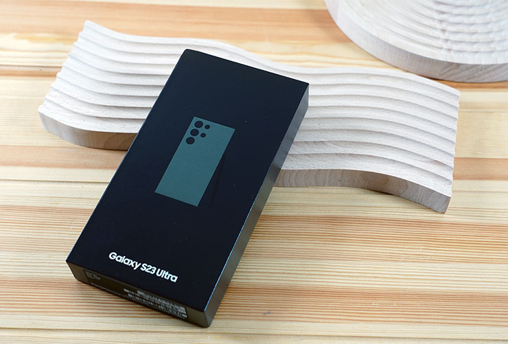今年 Galaxy S23 Ultra 的外盒設計與以往不同，盒身封面放上了產品照片。