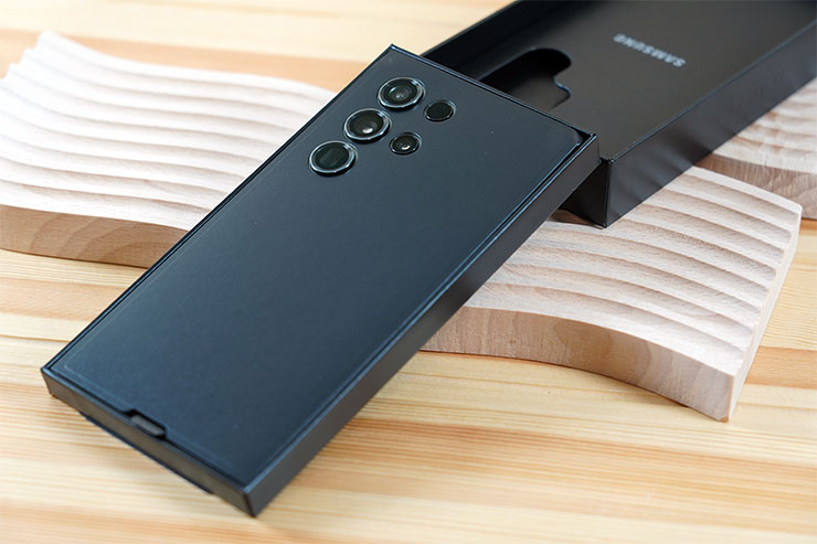 開盒後可以看到手機本體，配件盒則嵌入在盒蓋處，也是與過往不同的設計。