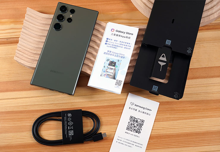 盒內所有物品，除了手機、說明書外，只有一條 3A 充電規格的傳輸線與退卡針，有點空虛…