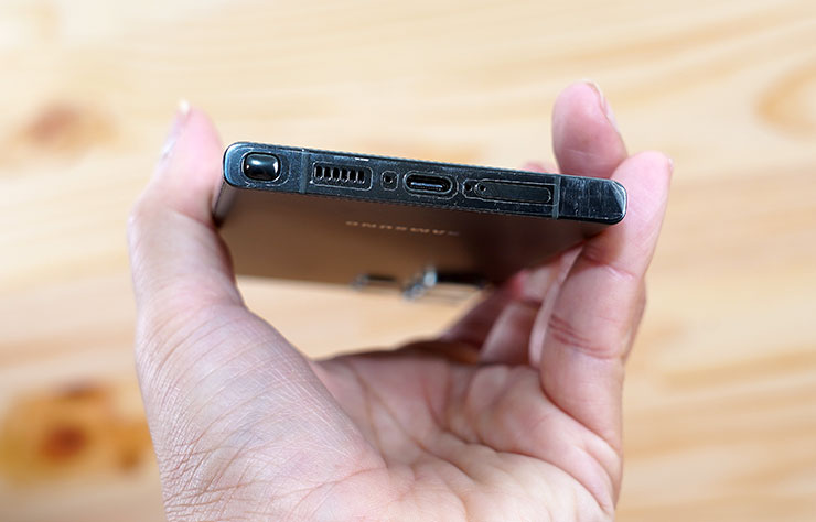 機身底部，同樣採內置式的 S Pen。