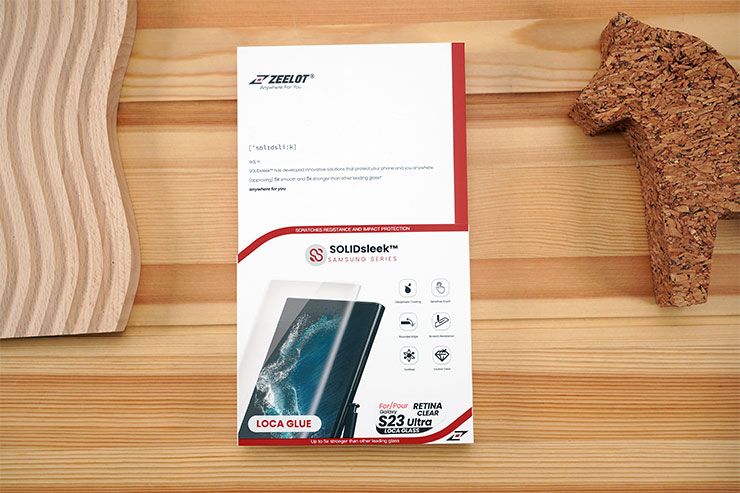 ZEELOT 曲面玻璃保護貼 For Galaxy S23 Ultra 的外盒設計維持了品牌紅、白雙色的風格。