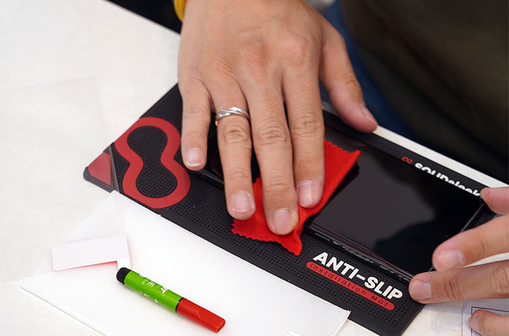 這次一樣請尚芳的老闆協助貼膜，首先當然是要將螢幕清理乾淨囉！