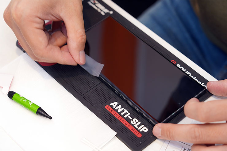 接下來徹底清除沾染在螢幕上的灰塵、毛屑。